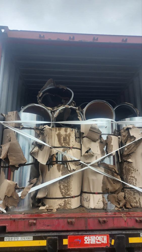 Xếp cuộn vào container – Inox Ngọc Trang